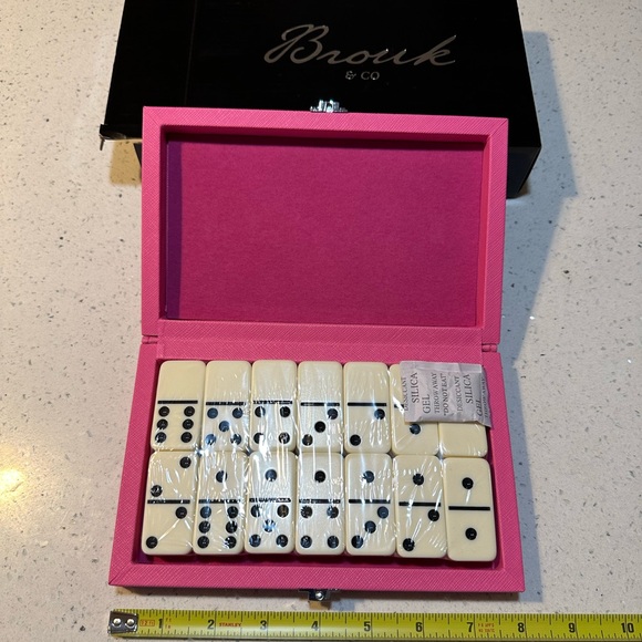 NIB travel ELLEN DOMINOS SET in pink vegan leather - Picture 8 of 13